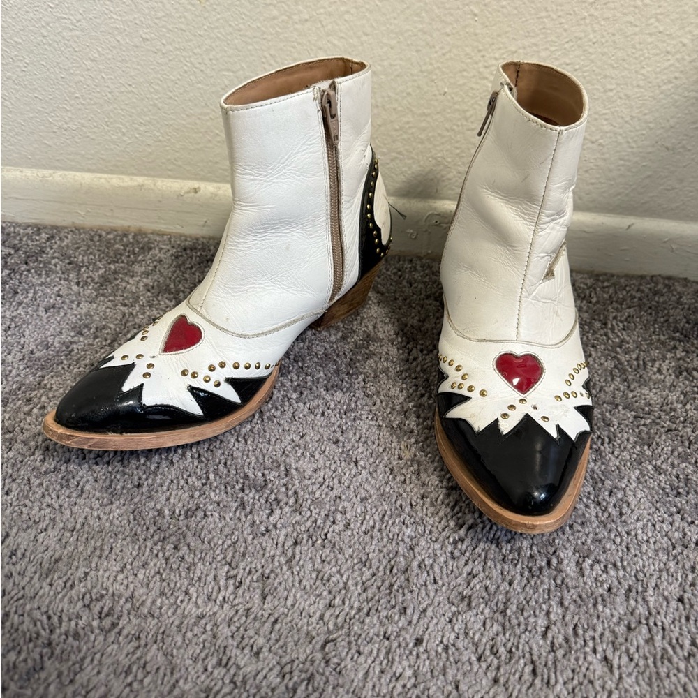 Nasty Gal Leather White & Black Ankle Boots with Heart and Arrow UK5 US8 EUR39